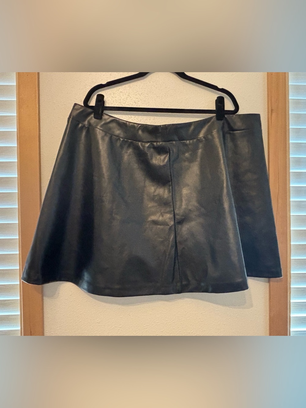 Juicy Couture Black Faux Leather A-Line Skirt 3X
0012S